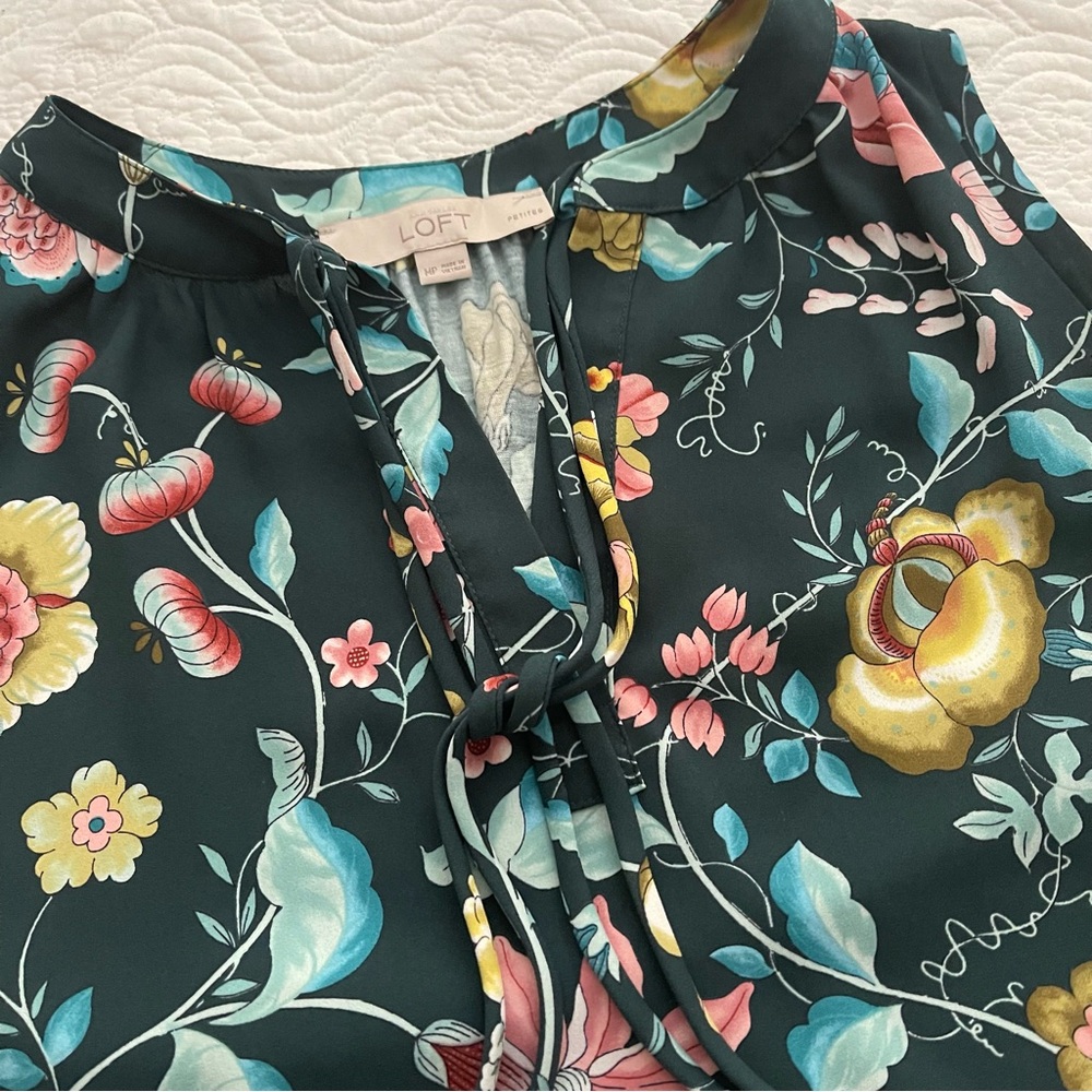 3/$21 | LOFT Floral Sleeveless Top Size MP - Picture 6 of 13
